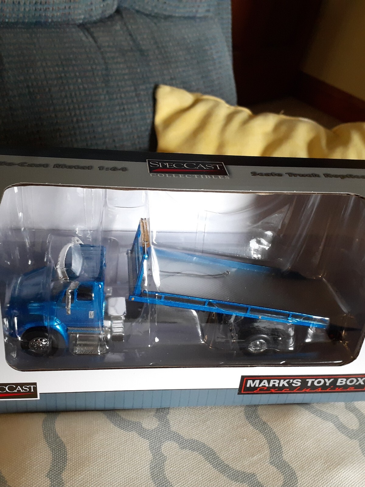 NIB 1/64 Blue International IH 8600 Rollback Tow Truck SpecCast
