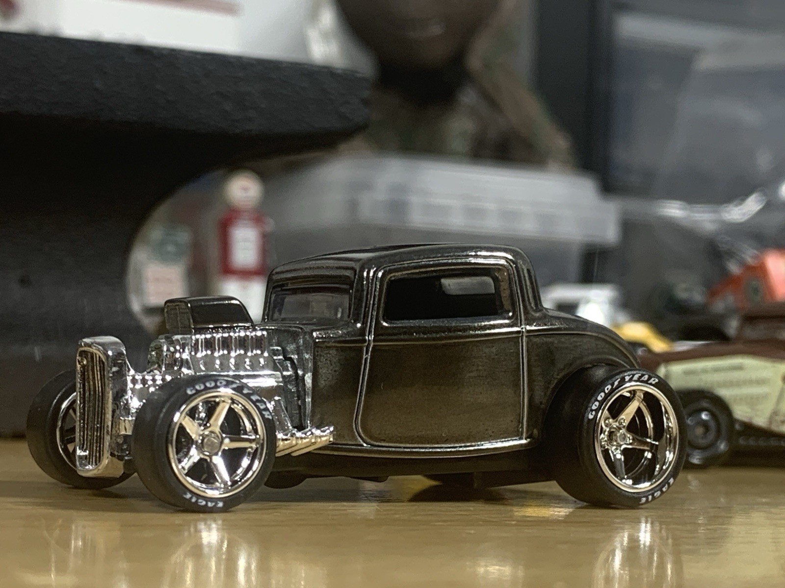 Hot Wheels Zinc Plated Custom ’32 Ford Hot Rod with Metal Base & Wheel Swap