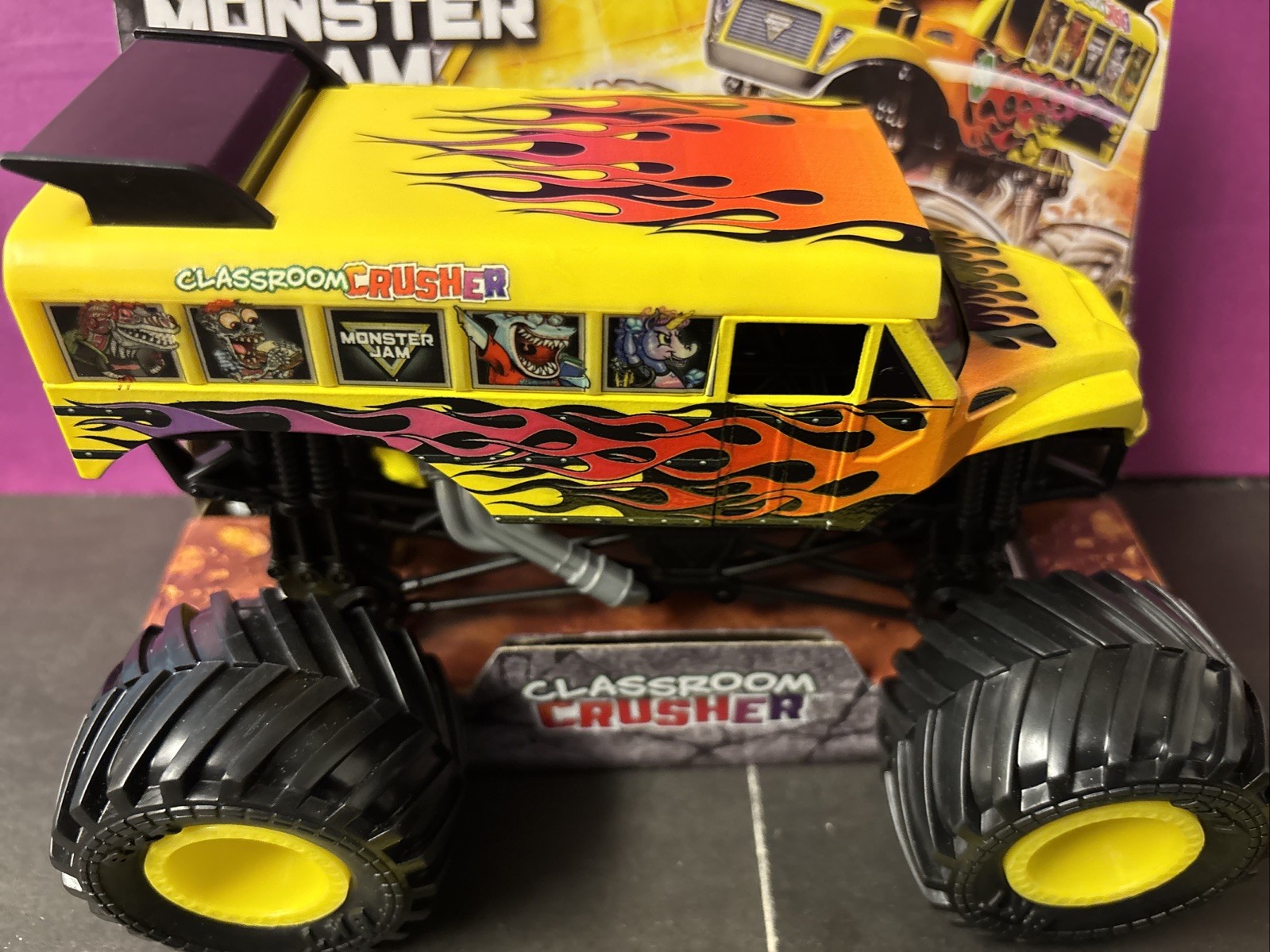 SPIN MASTER 2026 MONSTER JAM SERIES 28 CLASSROOM CRUSHER BIG 1/24 MONSTER TRUCK