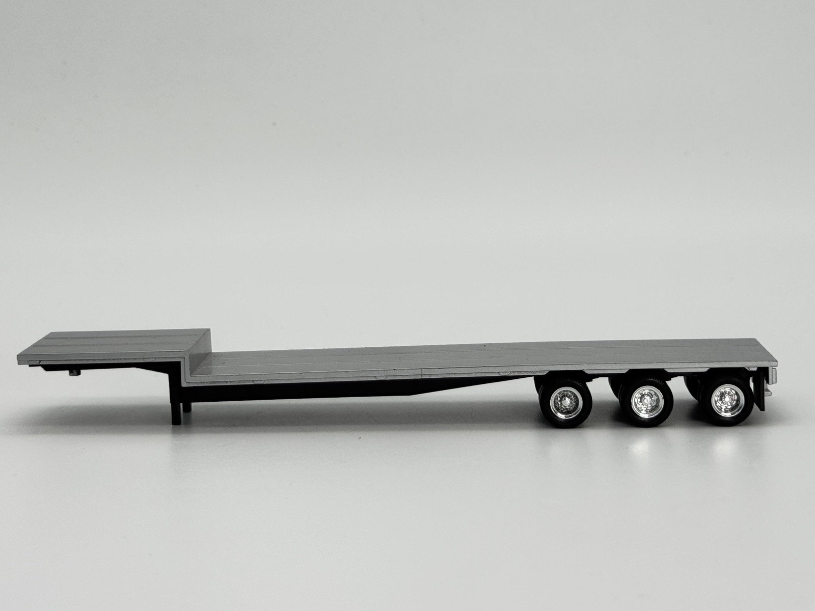 Promotex Herpa 1/87 HO 3 Axle Equipment Trailer Black Gray