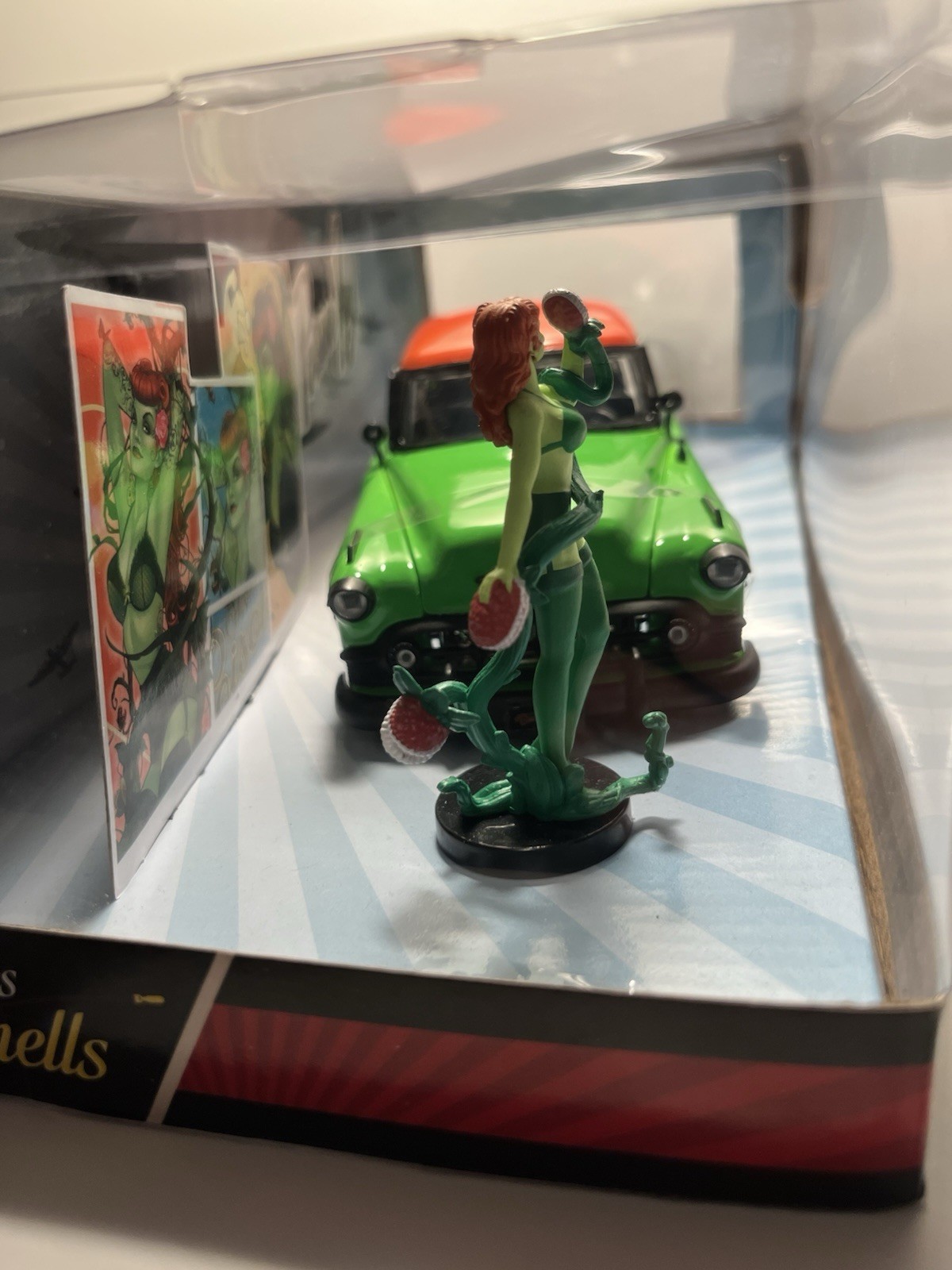 DC Comics Bombshells Poison Ivy & 1953 Chevy Bel Air 1:24 Die Cast Collectible