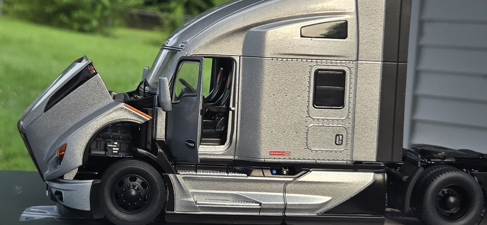 Kenworth 100 T680 1:32 Diecast Semi Truck Model Silver/Black Opening Hood/Doors