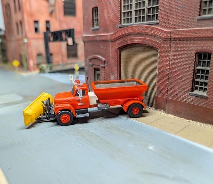 Custom Built 1/87 HO Scale 1970s International Fleetstar Snowplow/Salter Truck
