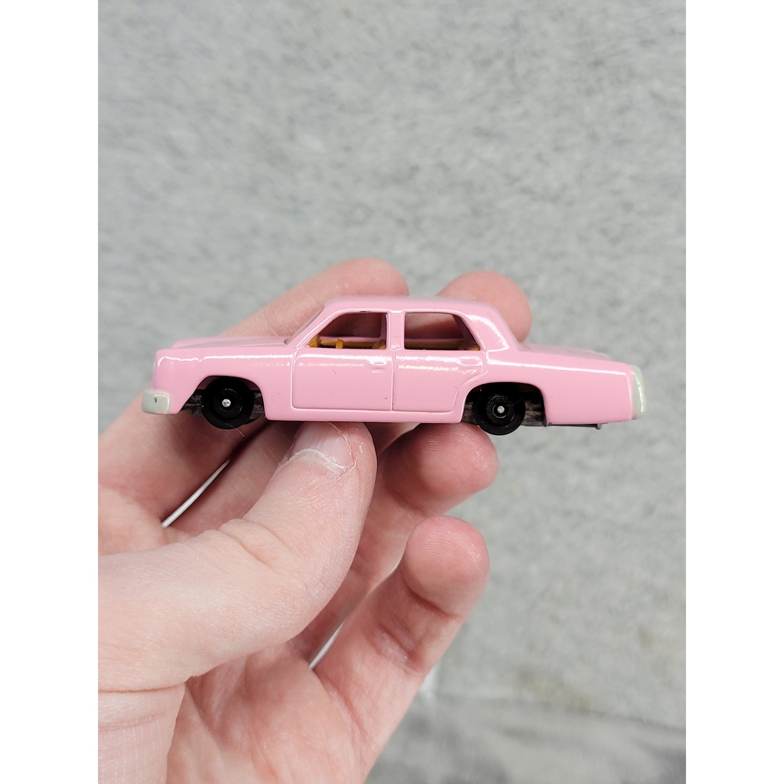 Johnny Lightning The Simpsons Pink Family Sedan Diecast Car 2003 – No Tires
