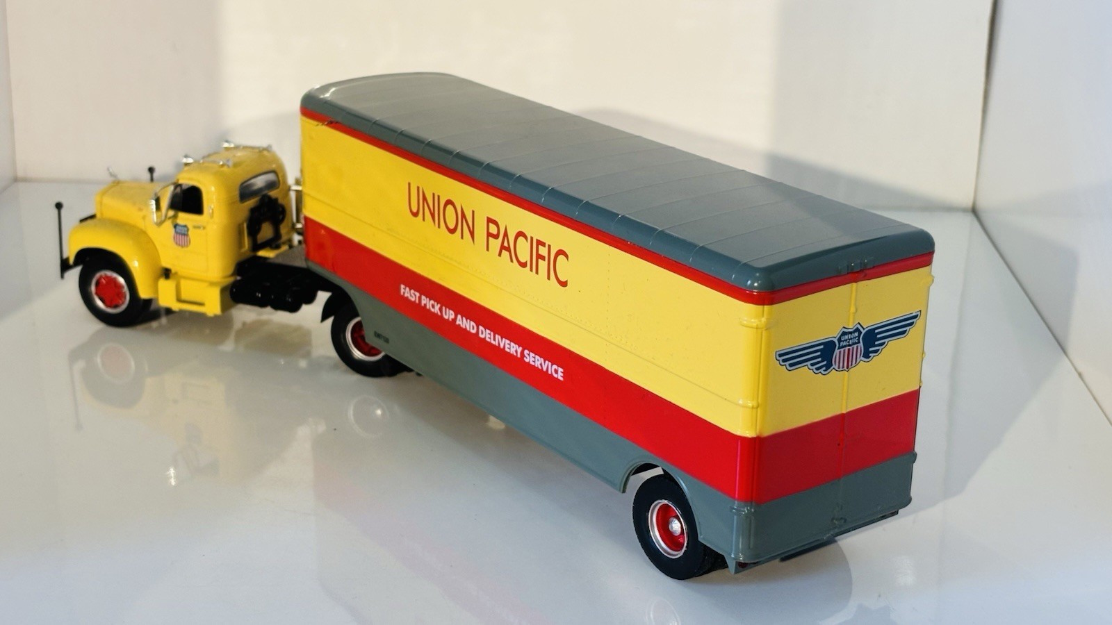 IXO Models 1/43 Scale TTR005 Mack B 61 1955 Union Pacific – Boxed