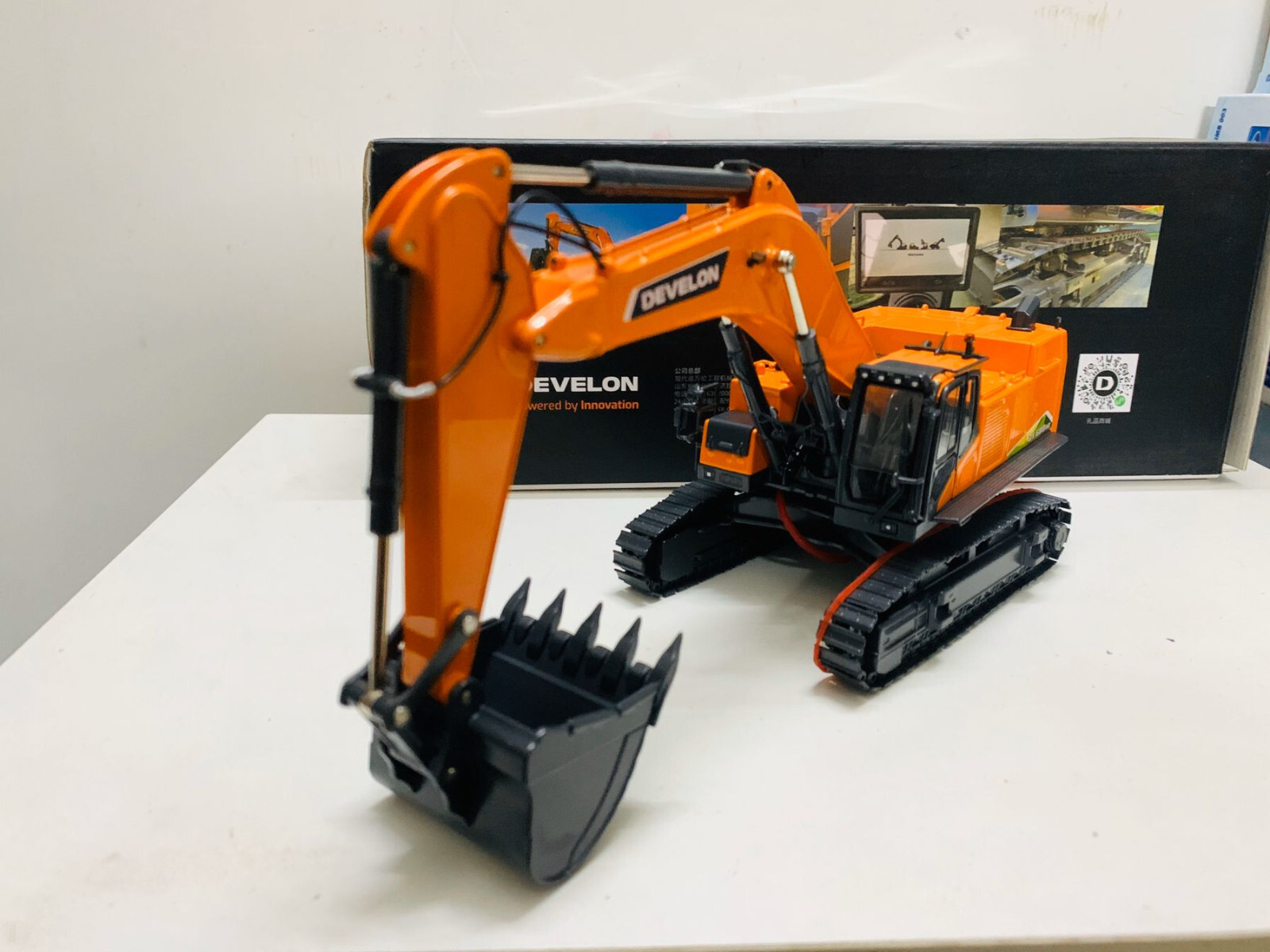 Develon DX680HD Crawler Excavator Metal Machines 1:50 Scale Die-Cast Model New
