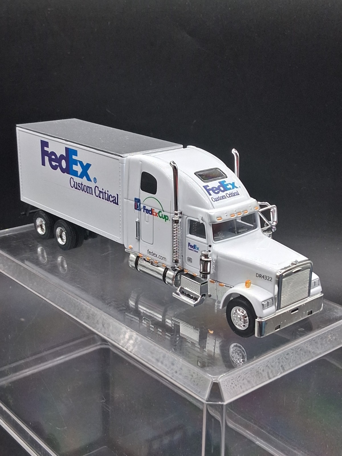 SpecCast 1:64 Freightliner Classic Diecast Fedex Box/Moving Truck Box Van W/Case