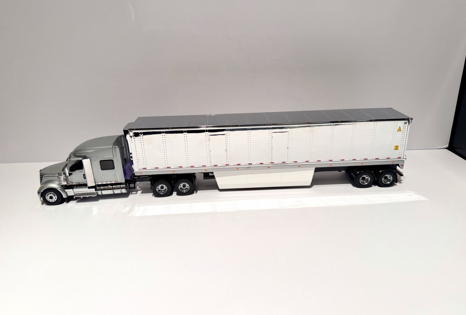 Diecast Masters International Lone Star SFFA with 53′ Chromed Refer 1/50 Scale