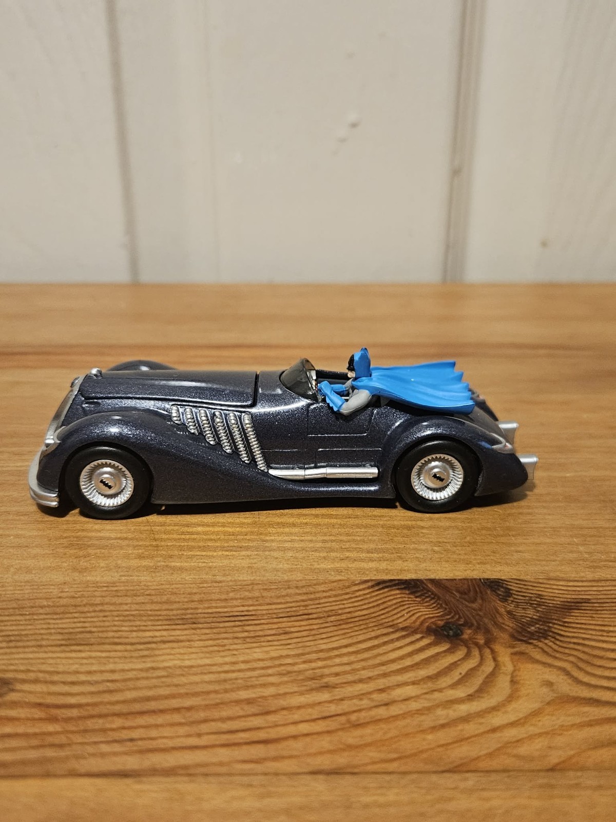 Corgi BATMAN: 1940’s DC Comics BATMOBILE ~ Model No. 77317 ~ Scale 1:43