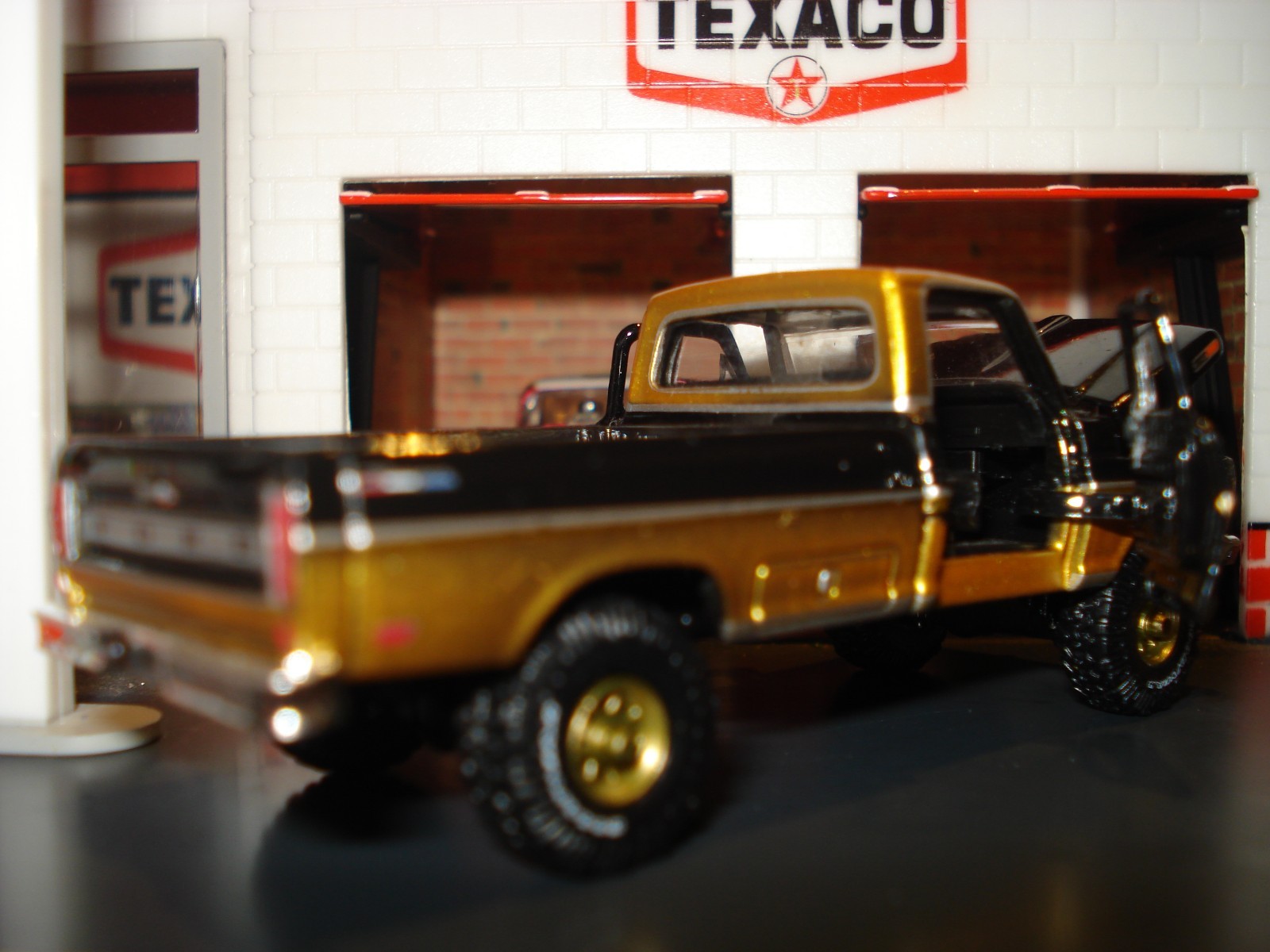 1969 FORD F-100 RANGER 4X4 LONG BOX PICKUP CUSTOM LIMITED EDITION 1/64 M2