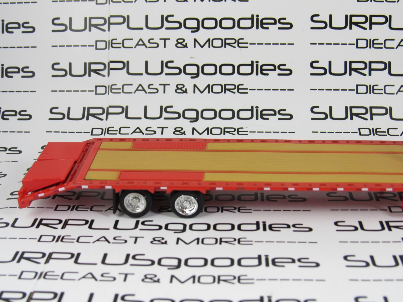 IXO 1:64 Red 1979 CHEVROLET SCOTTSDALE K20 Pickup Truck w/Gooseneck Trailer