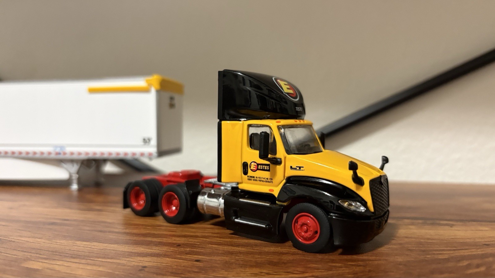 Diecast Masters 1/64 Estes LT625 and Hyundai 53’ w/ Added DCP Air Hose