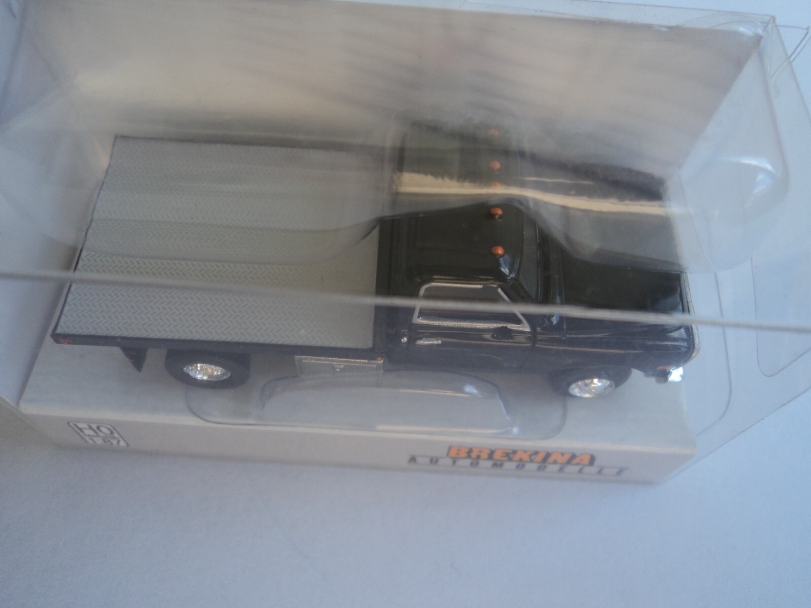 BREKINA 1968 GMC SIERRA GRANDE FLATBED BLACK / SILVER BED HO 1/87 PLASTIC