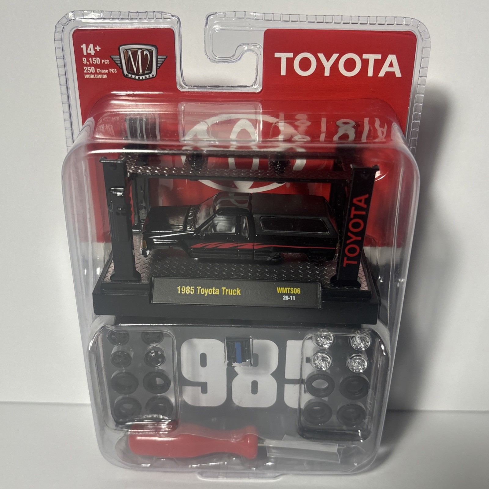M2 Machines 1:64 Scale Model Kit 1985 Toyota Truck WMTS06 26-11