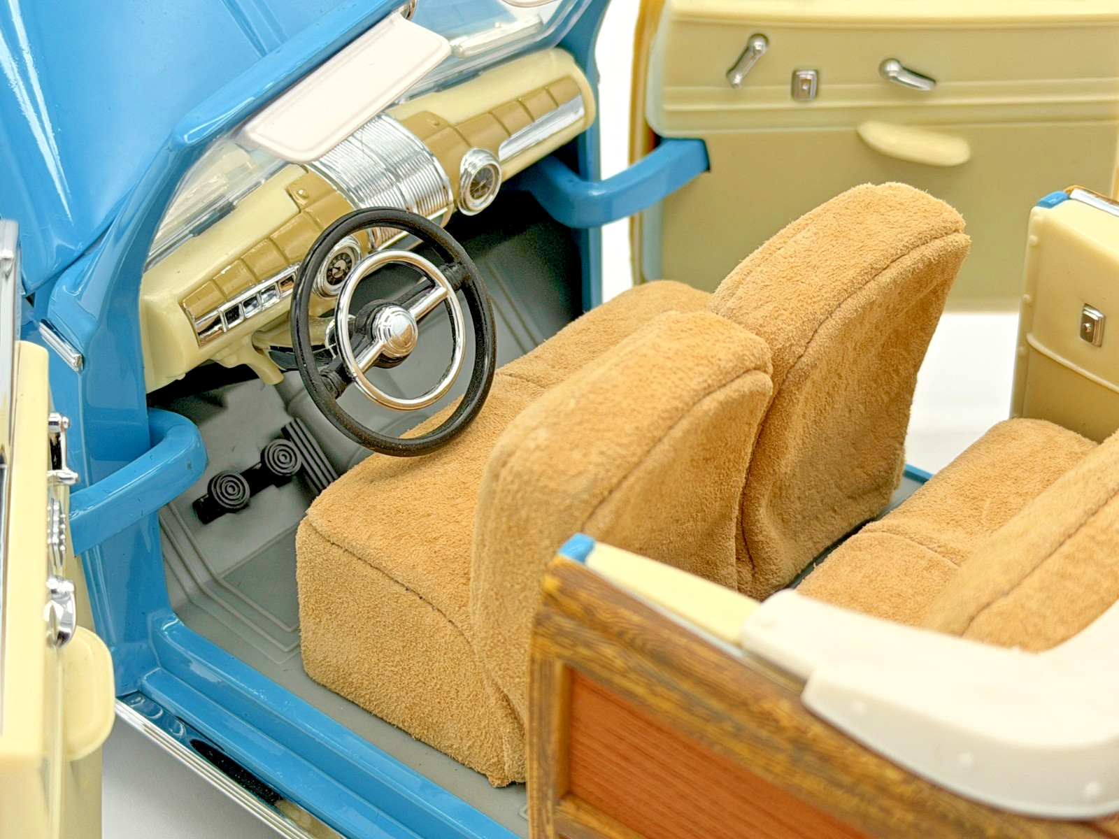 Signature Models Ford Sportsman Super Deluxe 1946 Blue Wood Panel Loose 1/18
