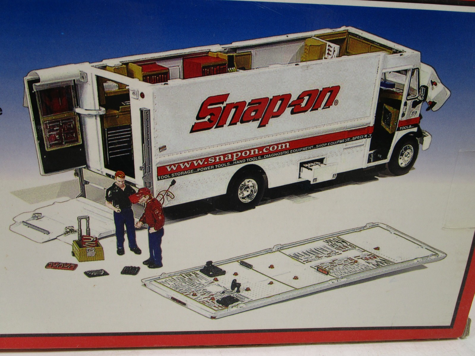 CROWN JEWELS 1/32 SNAP-ON MT-55 FREIGHTLINER BOX VAN NEW