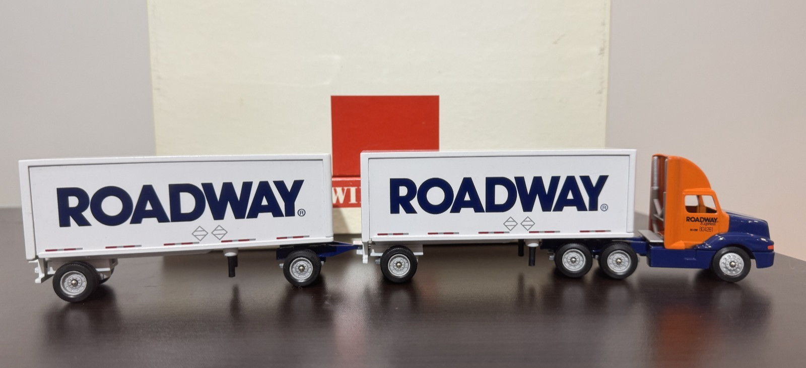 Roadway Express Doubles 2001 Winross Truck