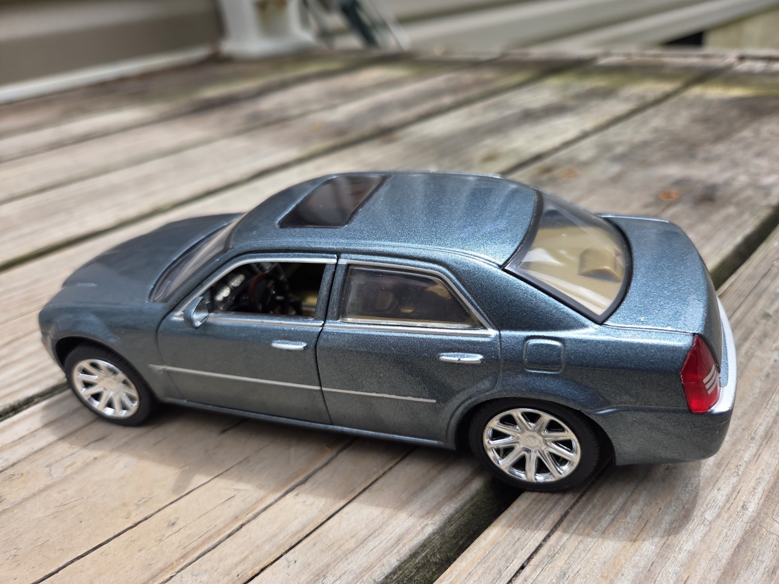 2005 Chrysler 300C Hemi Motor Max Car 1:24 Diecast! Nice Soft Paint! Few Marks