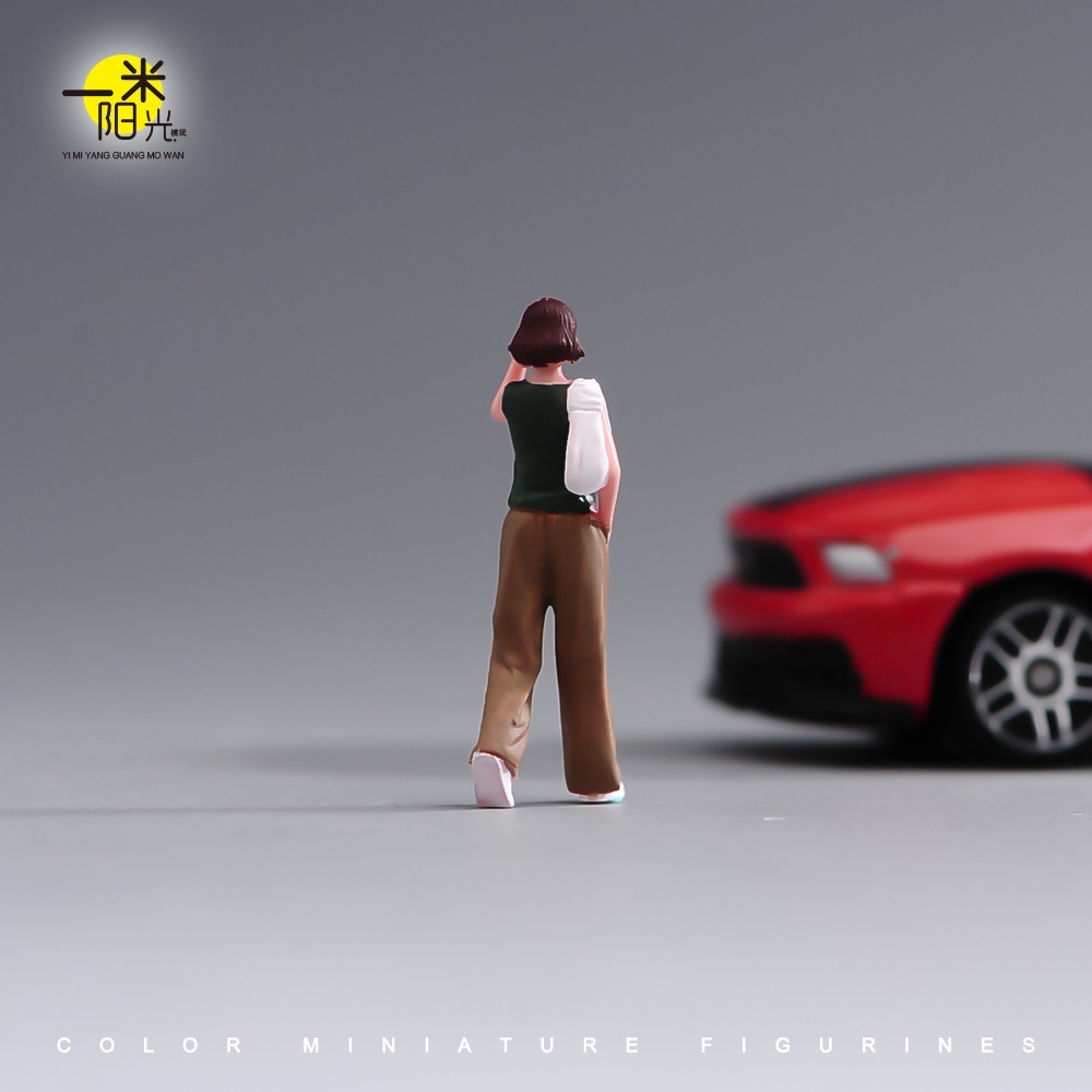 1/18 1/24 1/43 1/64 1/87 Miniatures Walking Girl Scene Prop Figures For Cars