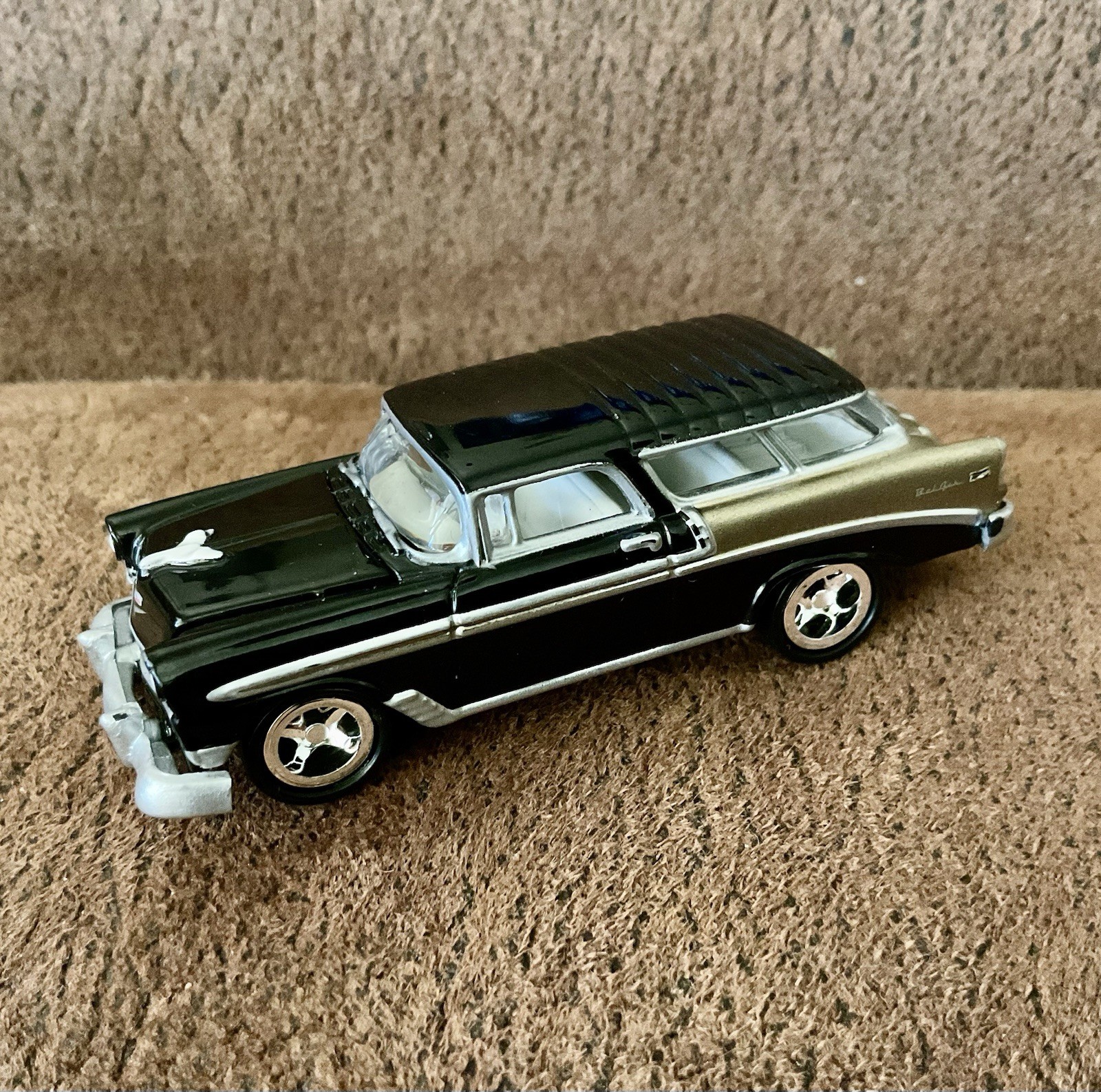 Johnny Lightning 1956 Black/Gold Chevy Nomad – Storage Tin – Very Nice