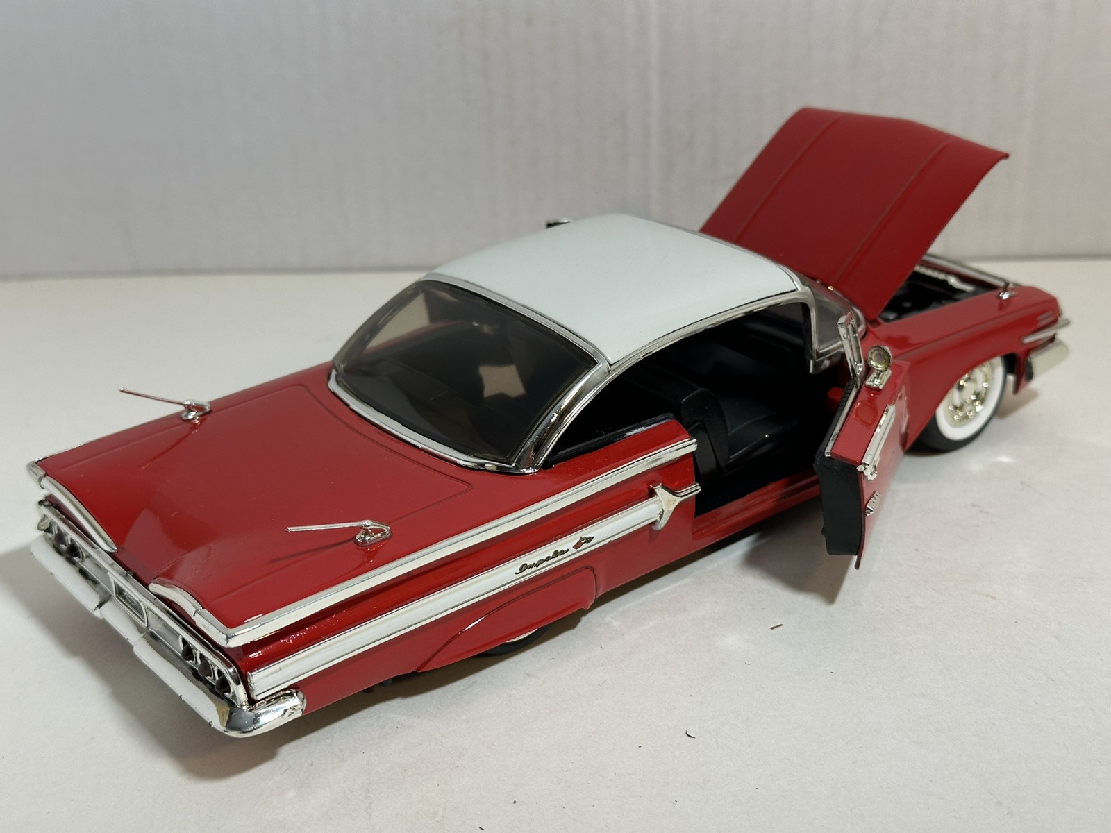 JADA SHOWROOM FLOOR 1960 CHEVY IMPALA RED 1:24 DIECAST MODEL CAR NEW NO BOX