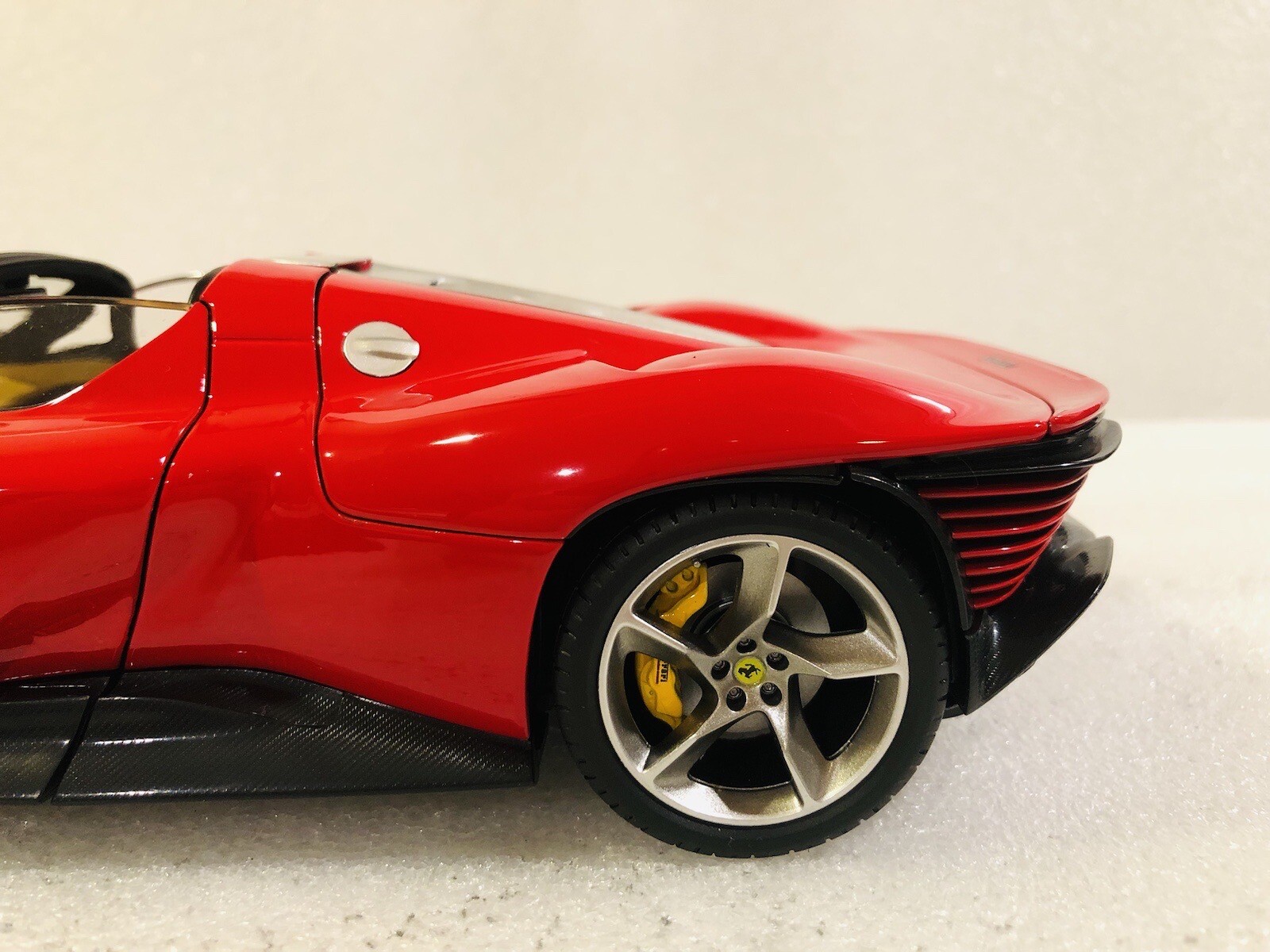 1/18 Bburago Ferrari Daytona SP3 Rosso Corsa Spider Closed Version Signature