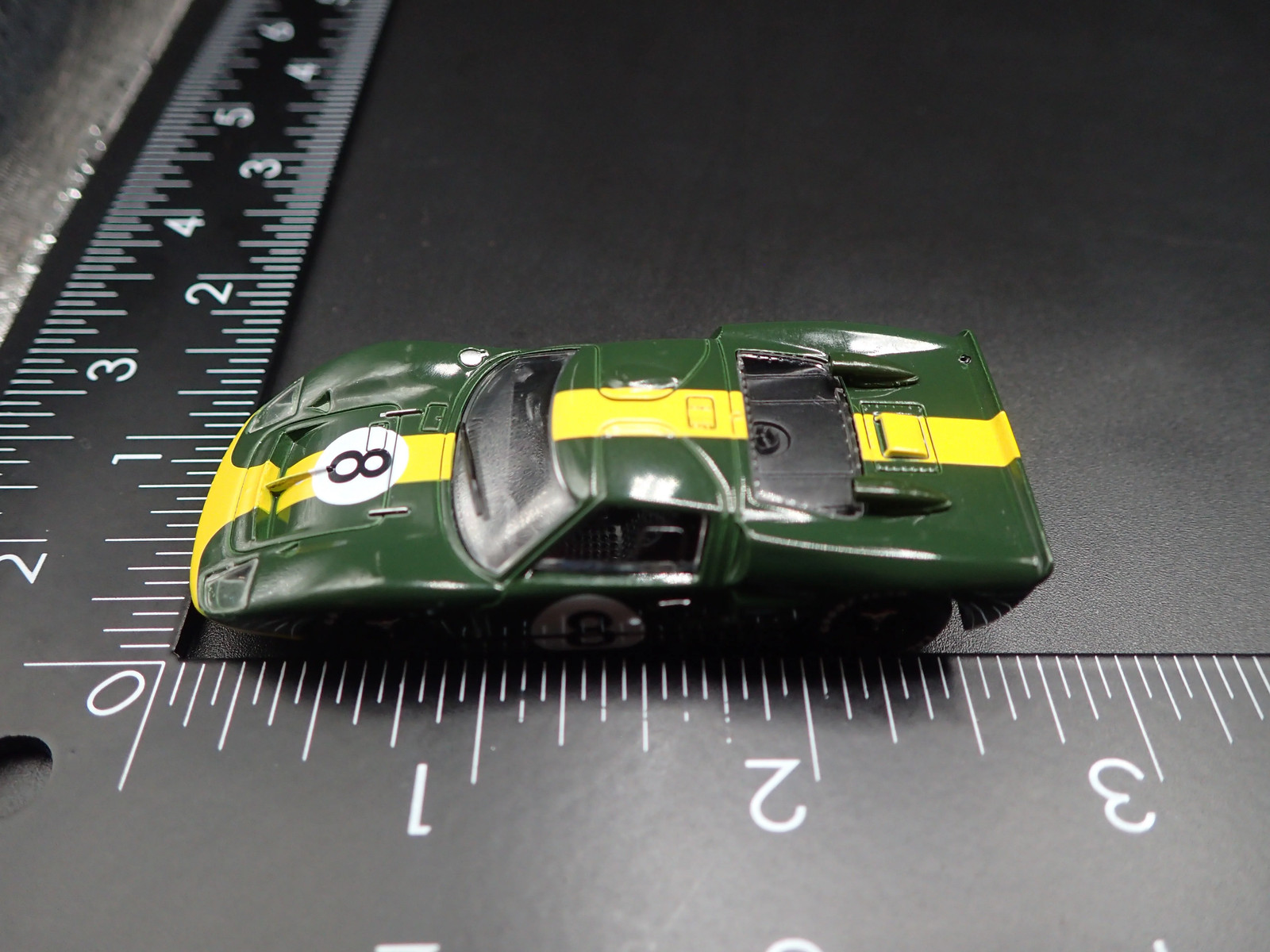 1966 66 FORD GT40 MK II RACE CAR GREEN 1:64 SCALE DIORAMA DIECAST MODEL CAR
