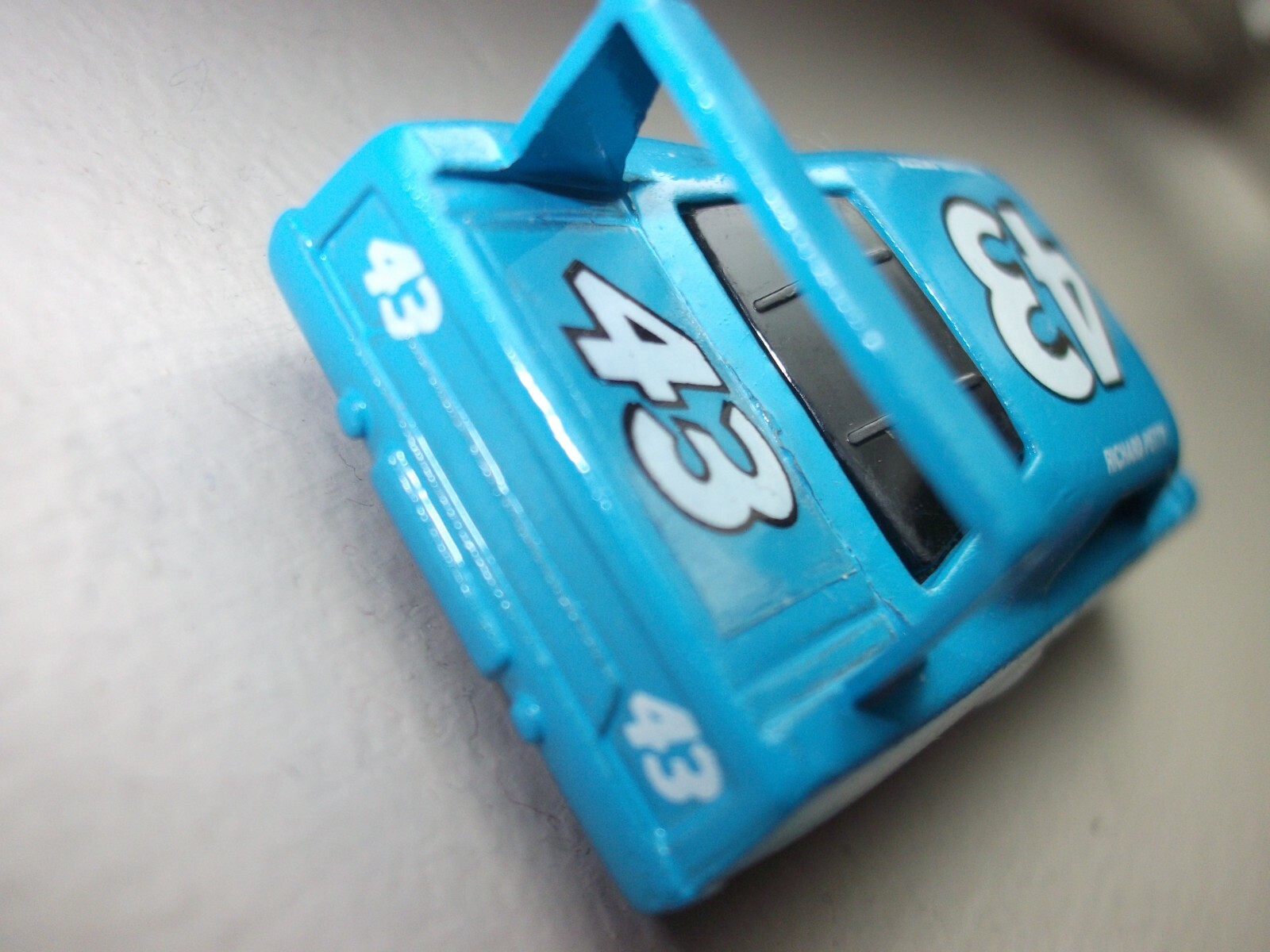 RICHARD PETTY VINTAGE MODEL 1970 PLYMOUTH SUPERBIRD RACING CHAMPIONS 1/64 CAR