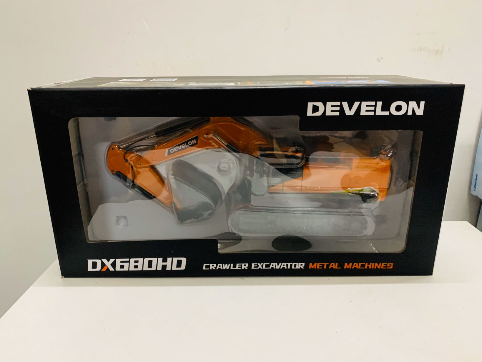 Develon DX680HD Crawler Excavator Metal Machines 1:50 Scale Die-Cast Model New