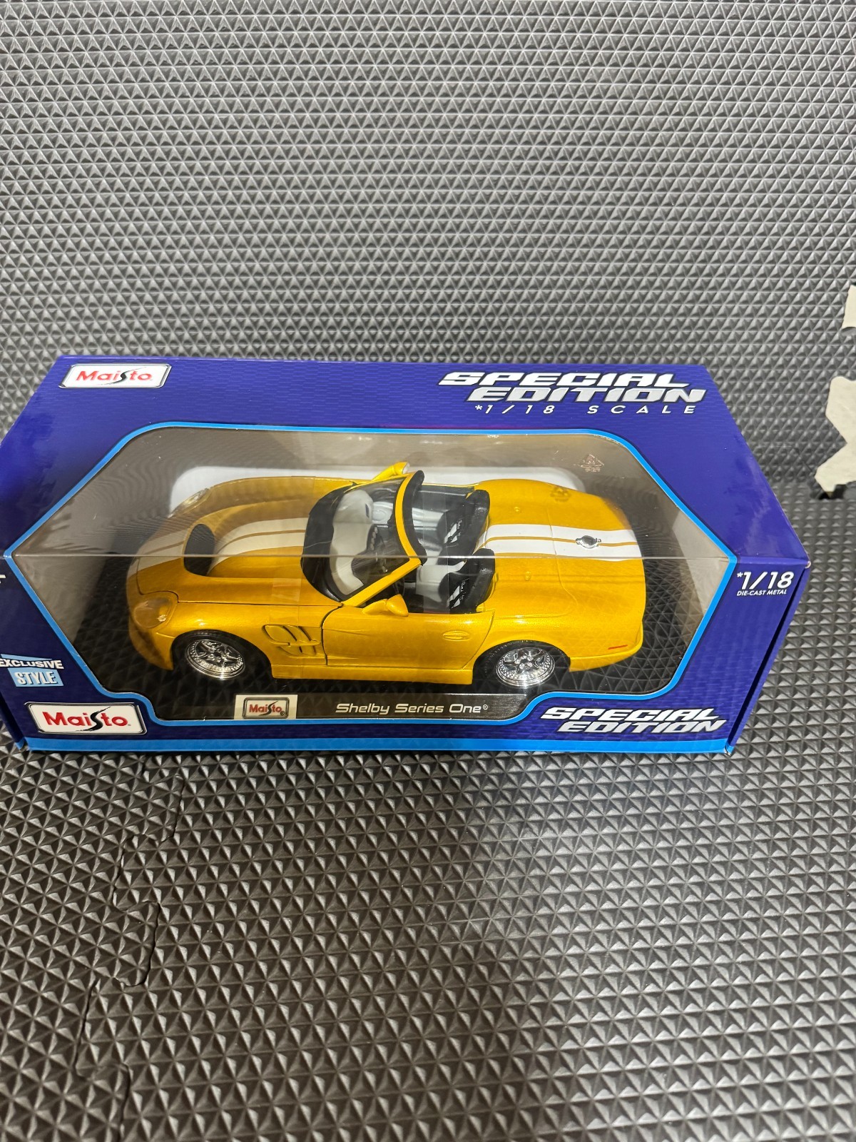 Shelby Series one 1:18 Maisto Exclusive Style Special Edition – Yellow