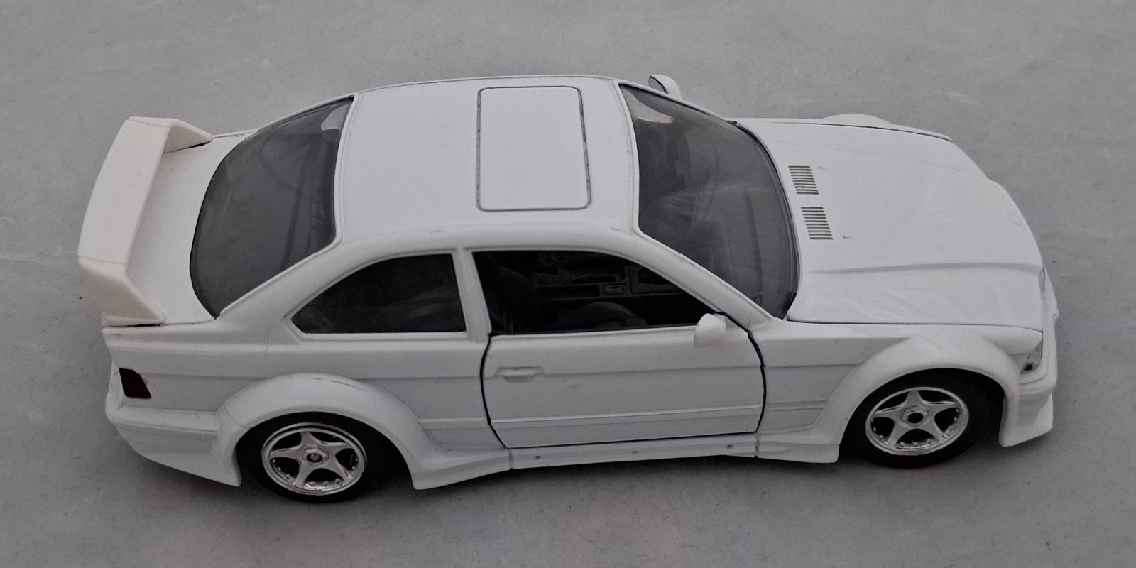 1996 BMW M3 E36 1:24 Diecast (White) : Burago