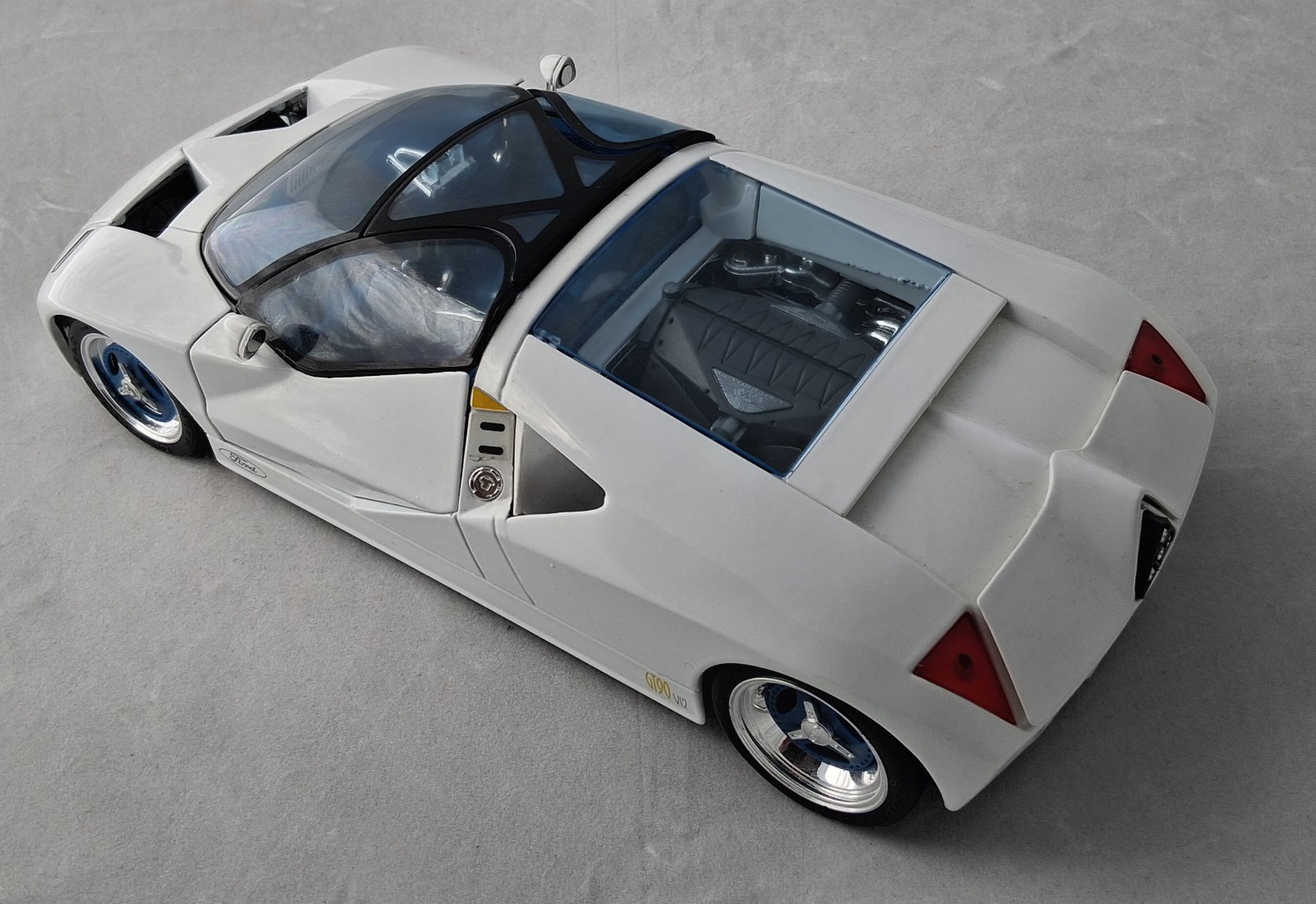 1995 Ford GT90 1:18 Diecast (White) : Maisto