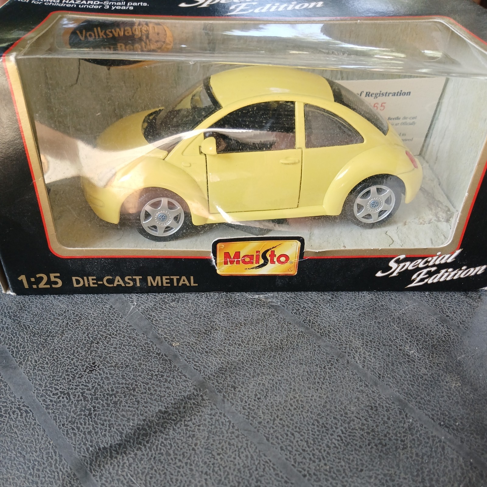 Maisto Yellow Volkswagen New Beetle 1:18 Diecast Car # 31875 With Stand and Box