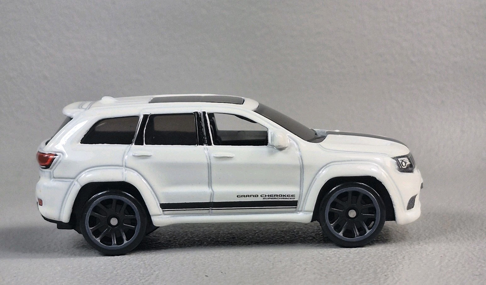 2019 JEEP GRAND CHEROKEE TRACKHAWK Diorama Collectible DieCast Model 1:64 LOOSE