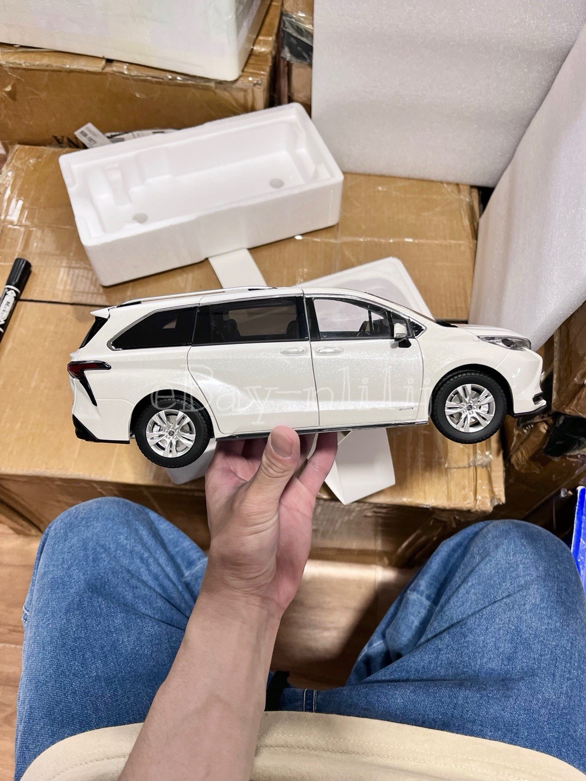 1:18 Scale 2021~2026 Toyota Sienna Limited Ice White Minivan Diecast Model Car