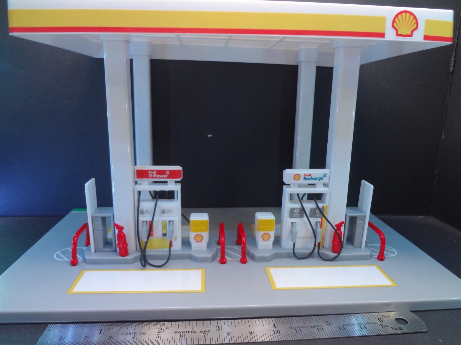 1:64 scale SHELL Gas Station snap on kit