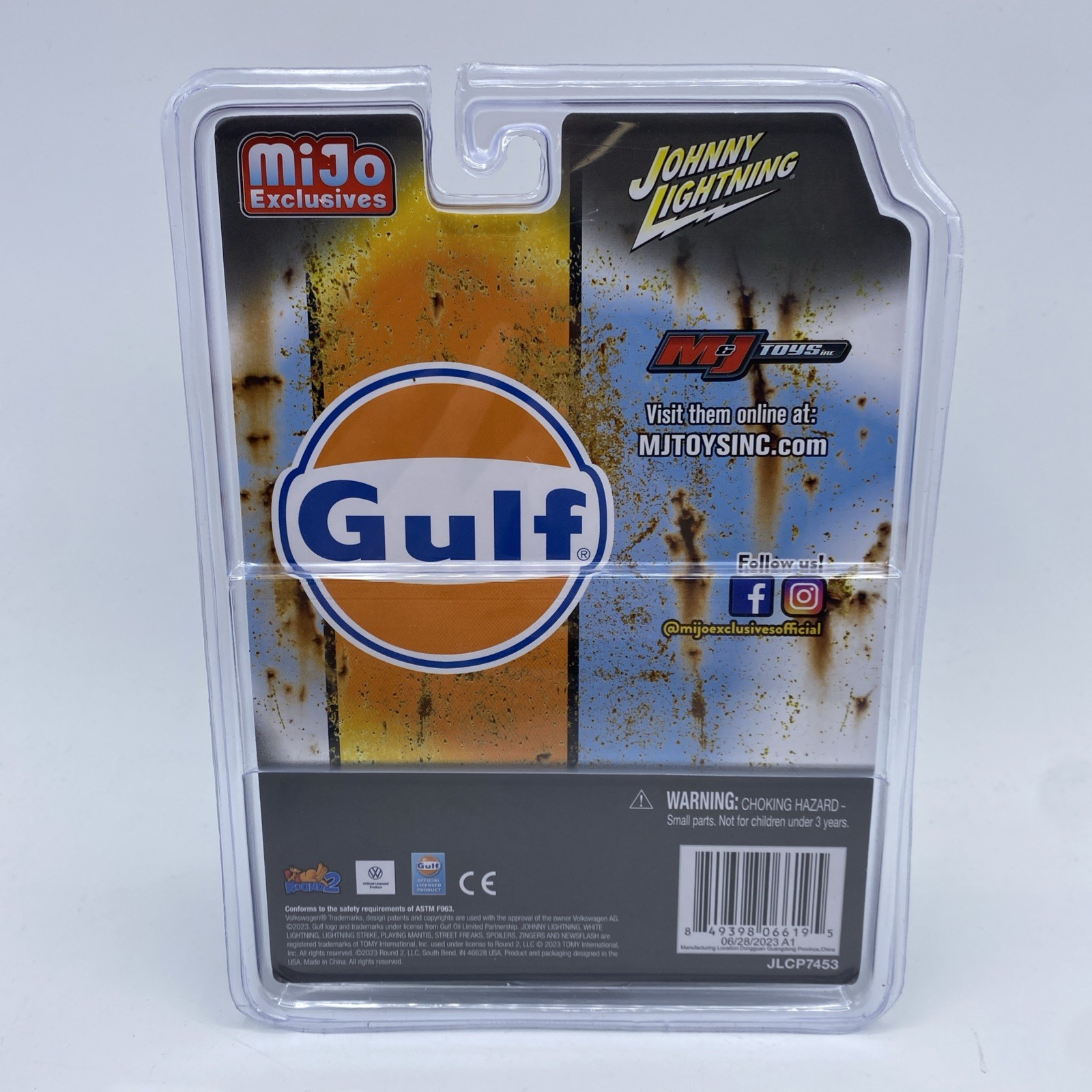 Johnny Lightning 1970 Volkswagen Beetle Gulf Weathered with Rack Blue & Orange