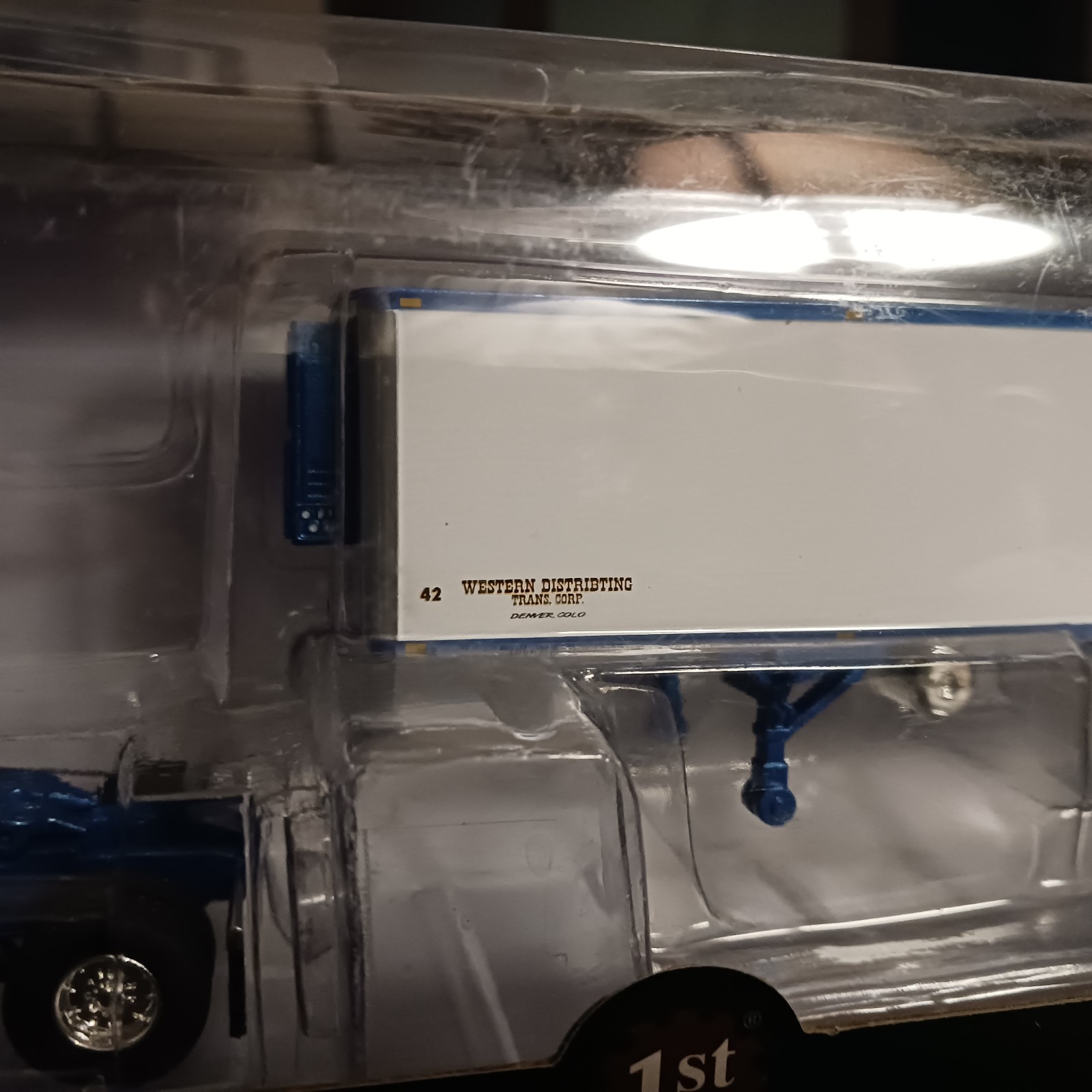 1/64 DCP Western Distributing Peterbilt 351 Sleeper Cab 40′ Reefer New 60-0439