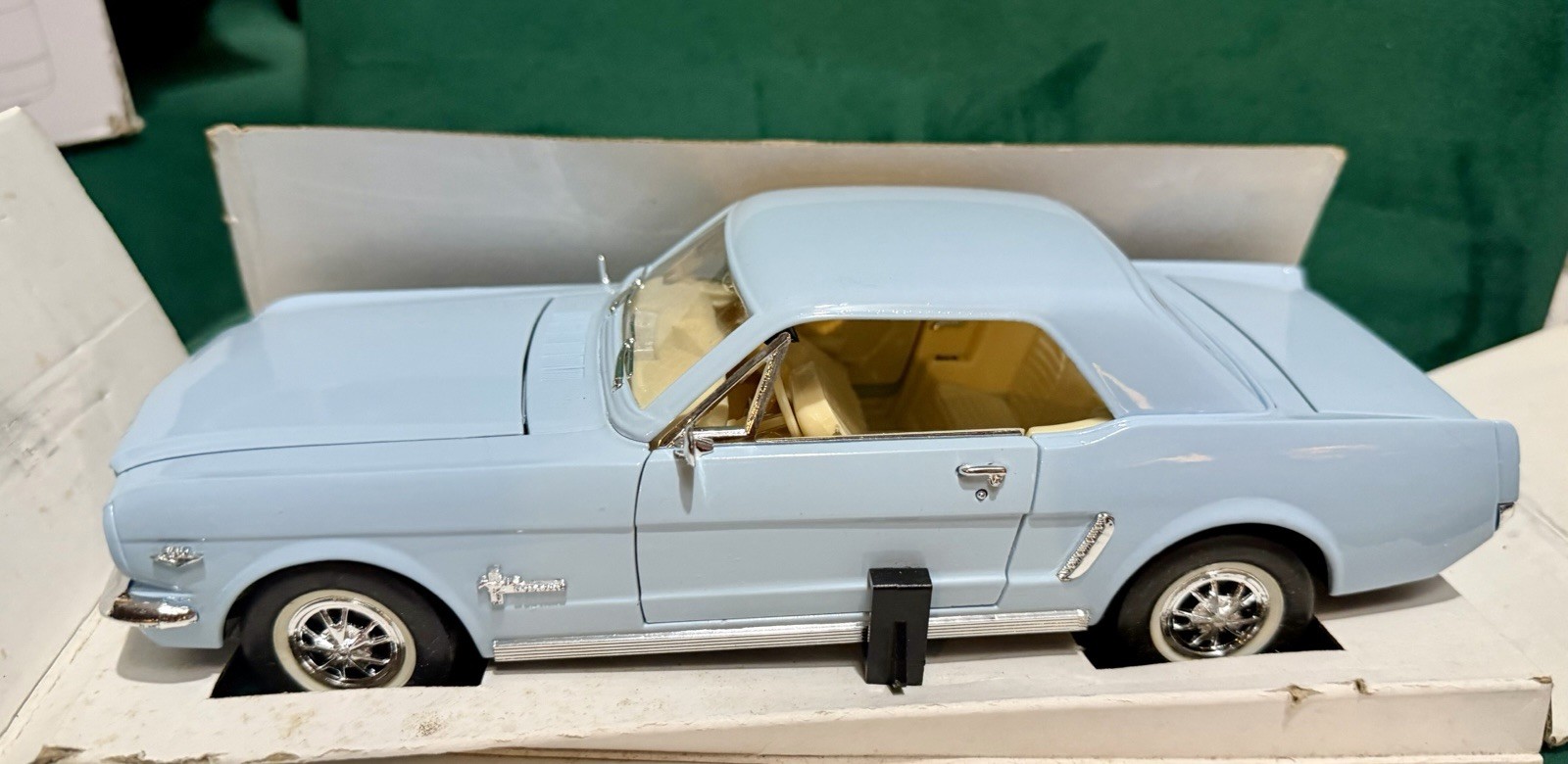 MIRA Golden Line 1:18 1965 Ford Mustang Light Blue Diecast Opening Parts