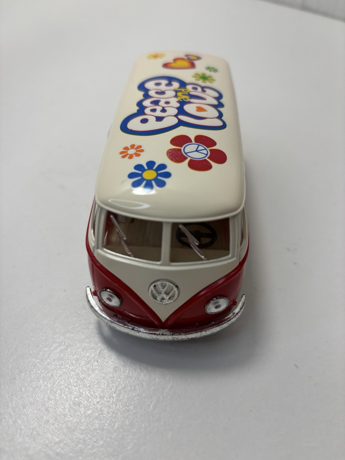 Kintoy Die-Casting 1962 5″ Red Volkswagen Peace & Love Hippie Bus 1:32 Pull & Go