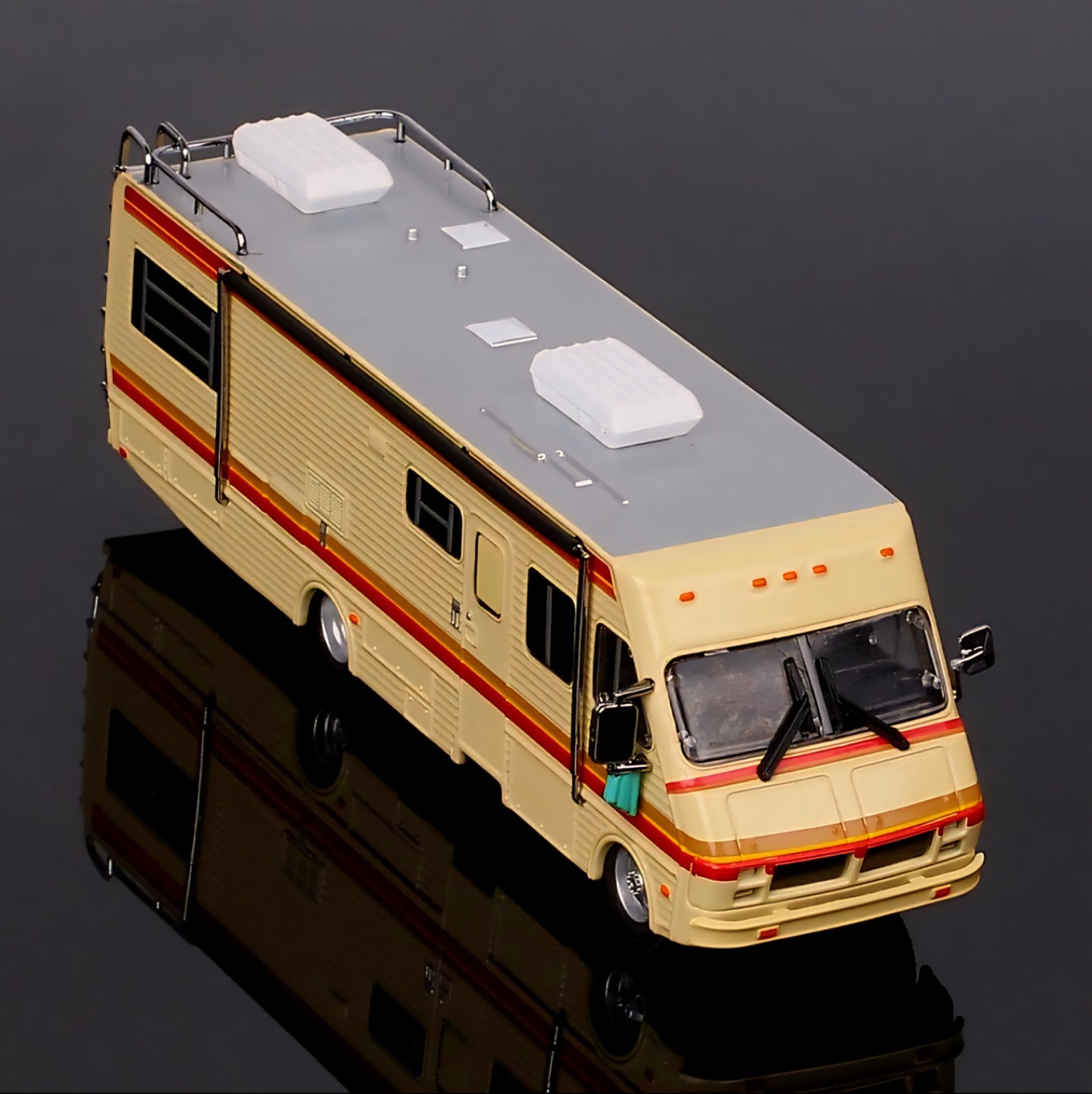1986 Fleetwood Bounder Motorhome 1:64 Scale Diecast Model