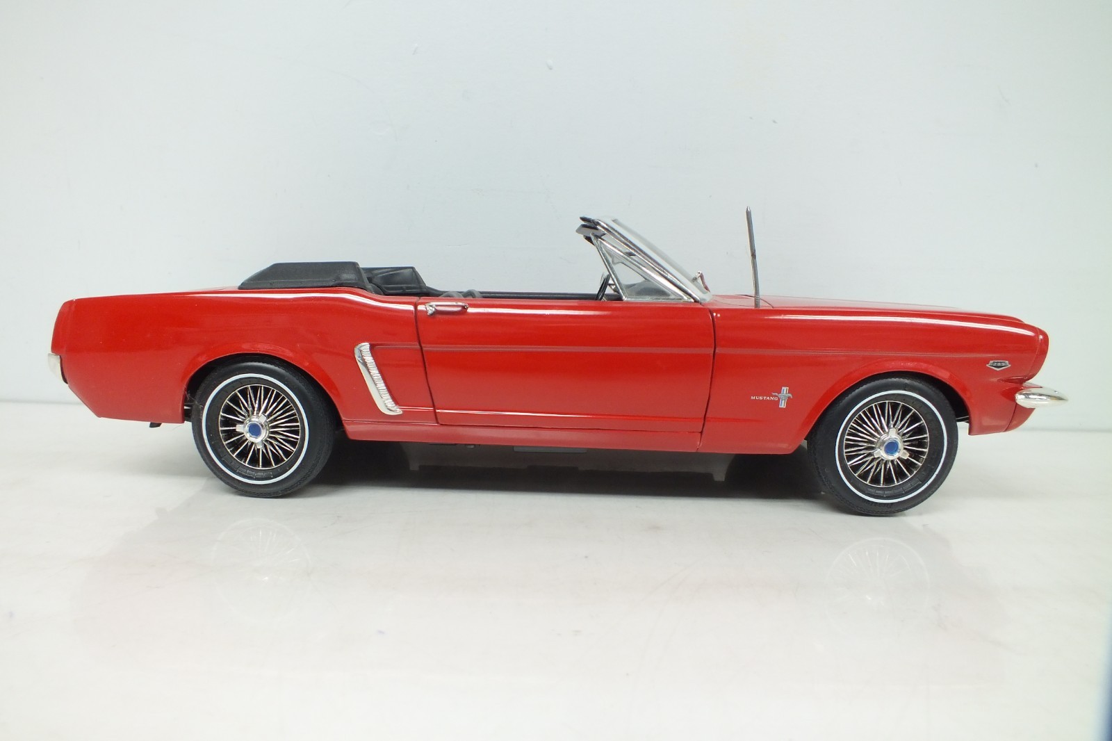 1964 1/2 Ford Mustang Convertible ERTL 1:12 Die Cast
