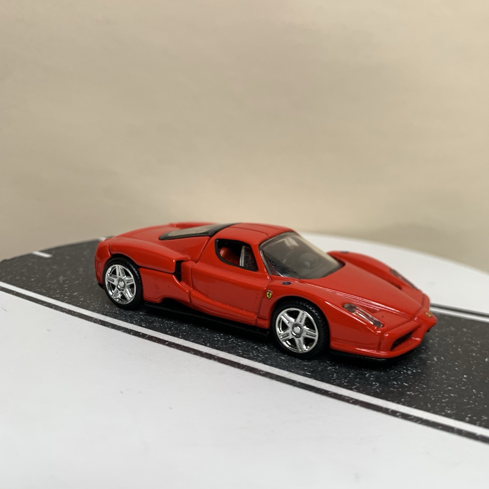 2005 Hot Wheels 100% Oil Can Showcase Series 2003 Ferrari Enzo Red 1:64 Scale NM