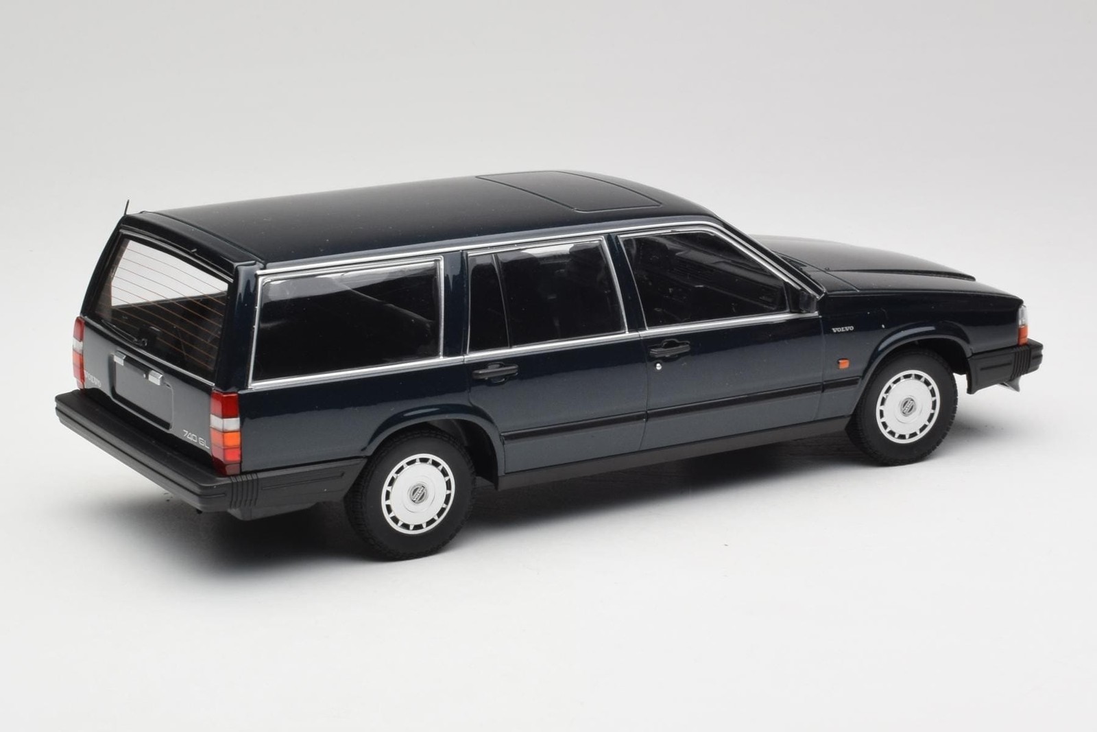 Volvo 740 GL Estate Dark Green Metallic Minichamps 1:18 | 155171771