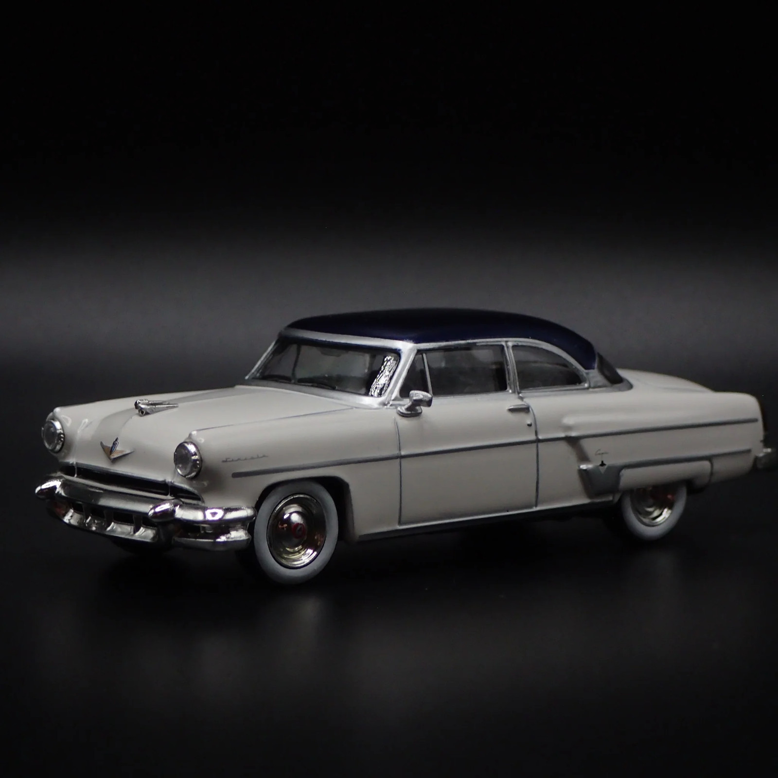 1954 54 LINCOLN CAPRI WHITE 1:64 SCALE COLLECTIBLE DIORAMA DIECAST MODEL CAR