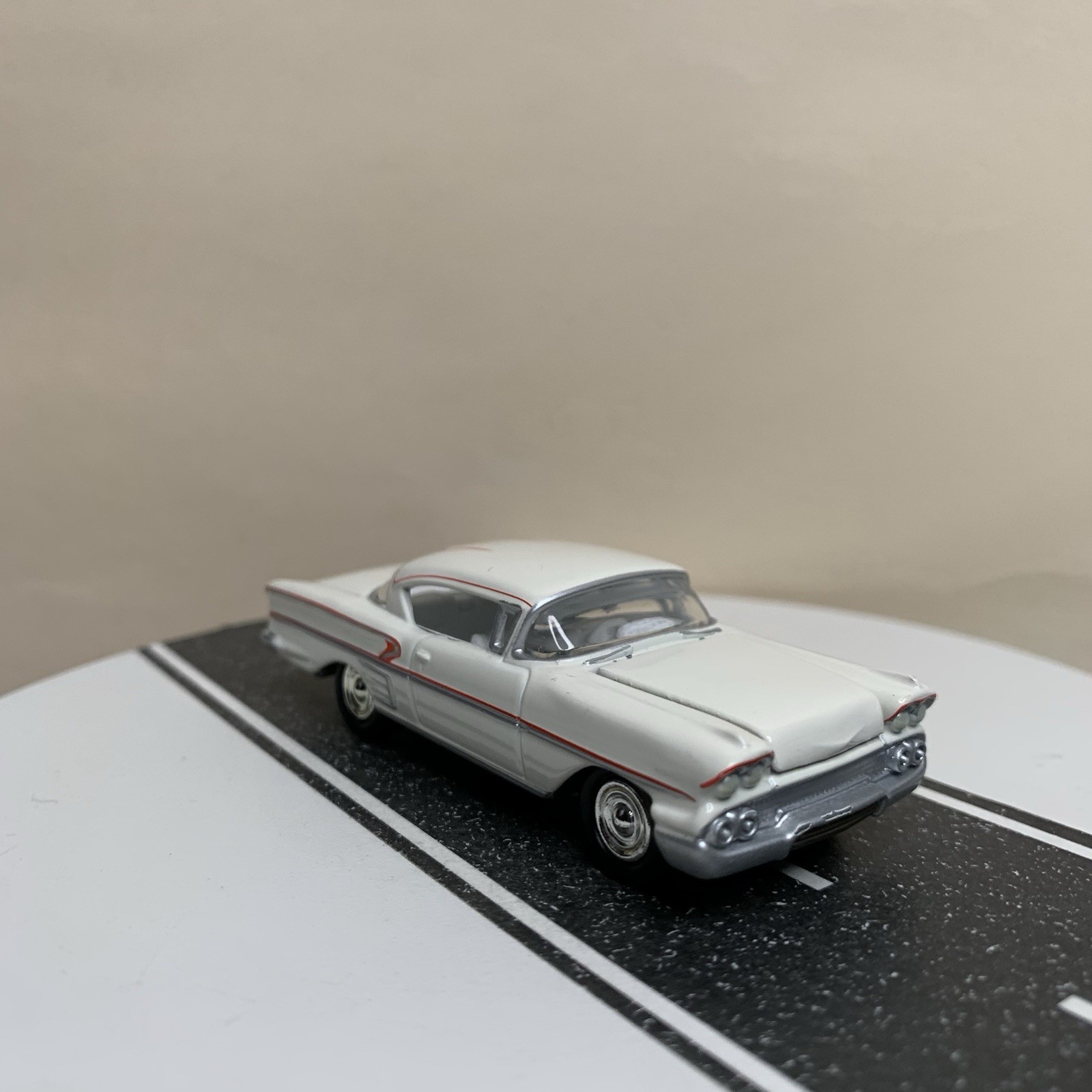Johnny Lightning American Graffiti 1958 Chevy Impala 2-Door White Red 1:64 NM