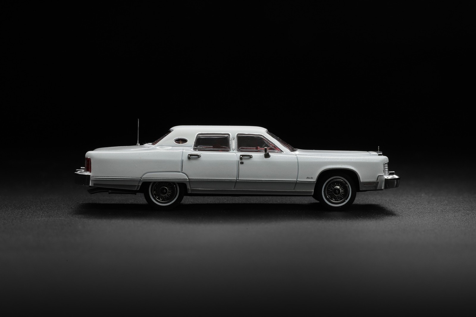 1979 Lincoln Continental Town Car White in 1:64 scale by Sun Star