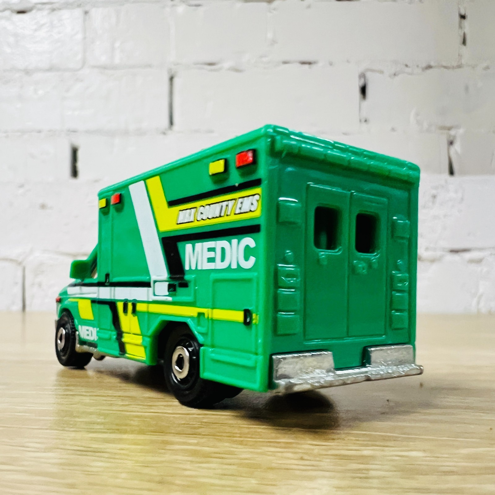 Ford E350 Ambulance 2009 Green Yellow White Medic MB944 Heroic Rescue 2016