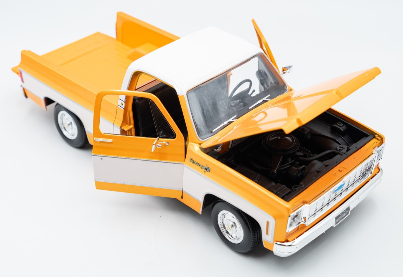Maisto 1/18 Scale – 1974 Chevrolet C10 Cheyenne Super – Orange, White