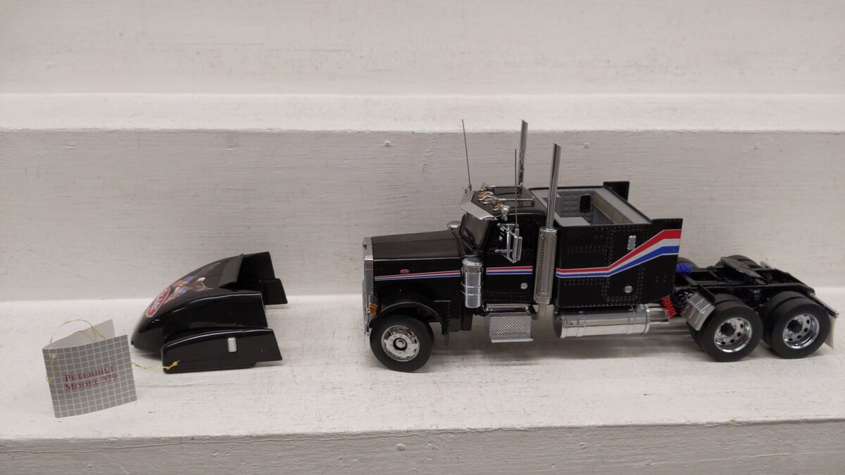 Franklin Mint 1:32 Diecast Black Peterblit 379 Semi Tractor Cab W/Removable Top